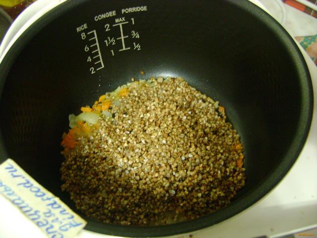 Гречка с томатной пастой и сыром в мультиварке рецепт с фото 2-го шага 