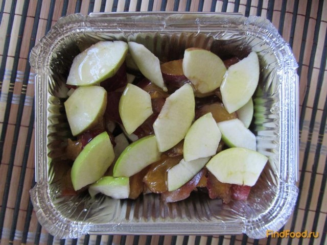 Запеченные яблоки со сливами рецепт с фото 4-го шага 