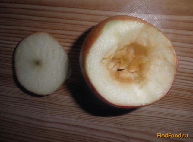 Запеченные яблоки с творогом и изюмом рецепт с фото 2-го шага 