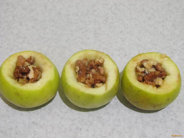 Запеченные яблоки с медом и орехами рецепт с фото 4-го шага 