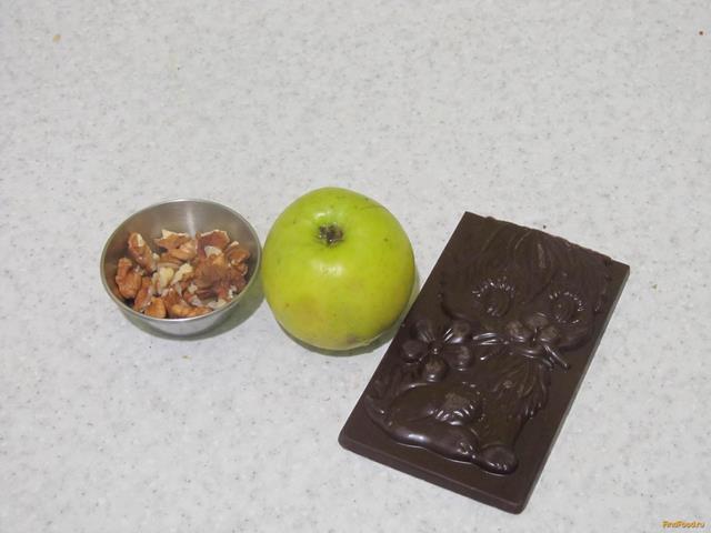 Запеченные яблоки с орехами и шоколадом рецепт с фото 1-го шага 