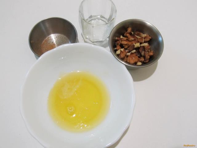Грецкие орехи с медом рецепт с фото 1-го шага 