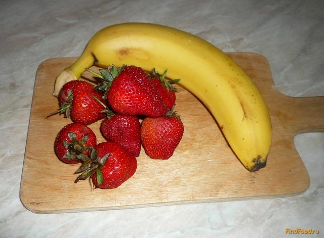 Клубнично-банановый десерт с какао рецепт с фото 1-го шага 