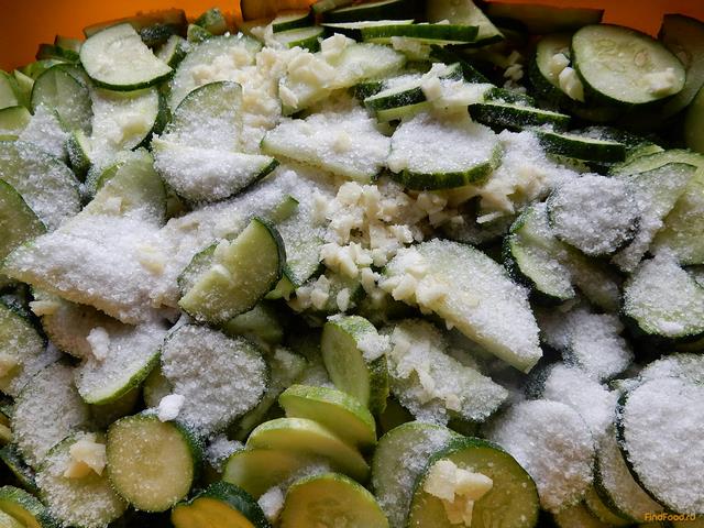 Салат из огурцов с чесноком на зиму рецепт с фото 7-го шага 