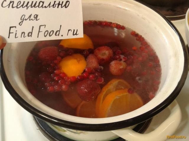 Ягодный компот с апельсином рецепт с фото 3-го шага 
