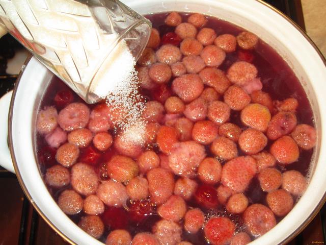 Кисель из замороженной вишни и клубники рецепт с фото 4-го шага 