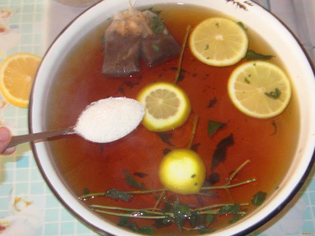 Холодный чай с мятой и лимоном рецепт с фото 2-го шага 