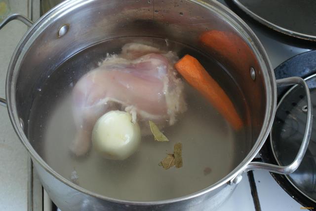 Зеленый борщ на курином бульоне рецепт с фото 2-го шага 