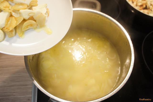 Чесночный суп с гренками рецепт с фото 5-го шага 