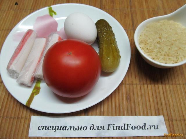 Салат из крабовых палочек с помидором и рисом рецепт с фото 1-го шага 