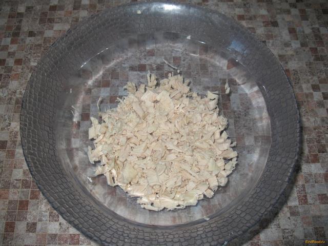 Салат из курицы с грецкими орехами и шампиньонами рецепт с фото 2-го шага 