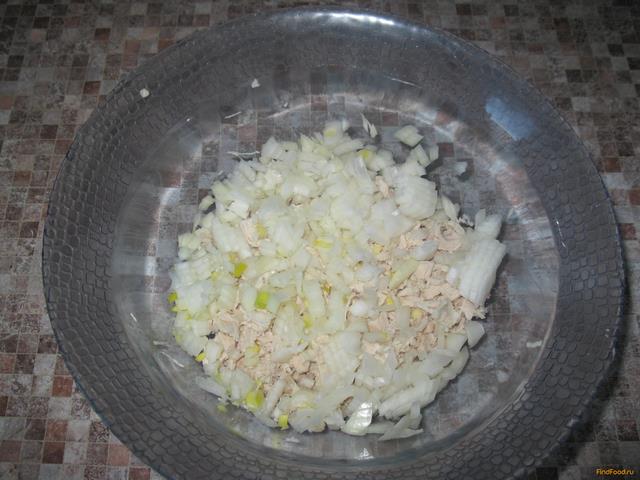 Салат из курицы с грецкими орехами и шампиньонами рецепт с фото 3-го шага 