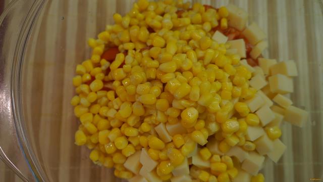 Овощной салат с кукурузой и сыром рецепт с фото 3-го шага 