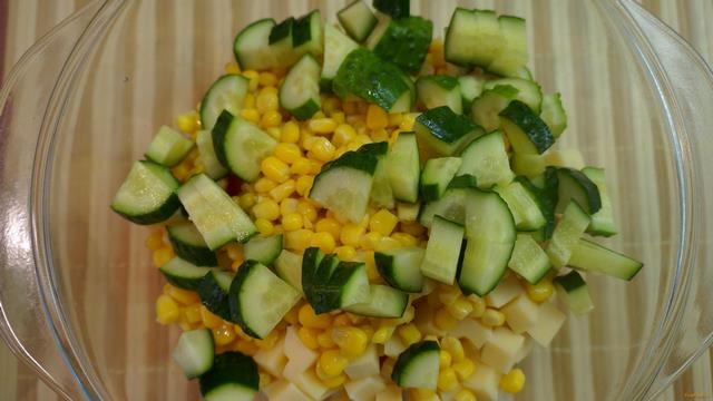 Овощной салат с кукурузой и сыром рецепт с фото 4-го шага 