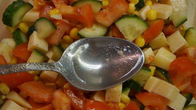 Овощной салат с кукурузой и сыром рецепт с фото 7-го шага 