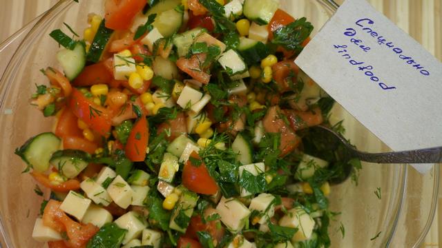Овощной салат с кукурузой и сыром рецепт с фото 9-го шага 