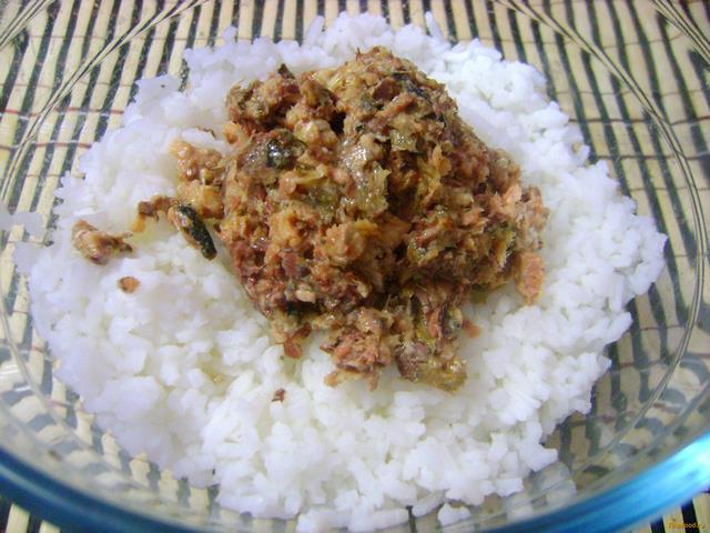 Салат с рыбными консервами и рисом рецепт с фото 3-го шага 