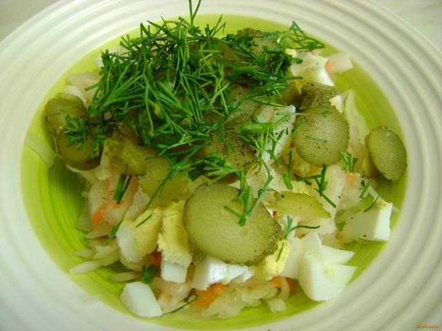 Салат с квашеной капустой и яйцом рецепт с фото 5-го шага 