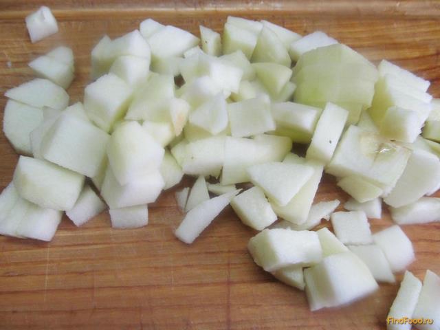 Теплый салат из курицы изюма и яблока рецепт с фото 7-го шага 