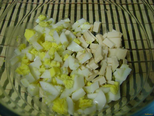 Салат из крабовых палочек горошка и сыра рецепт с фото 2-го шага 