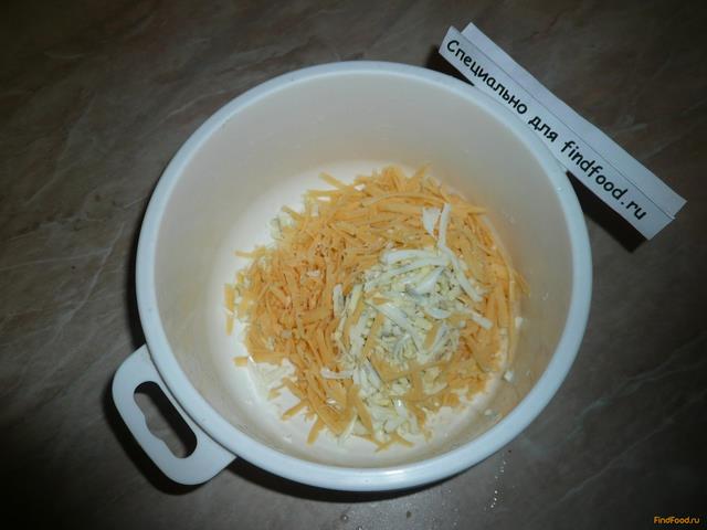 Салат с крабовыми палочками и сыром рецепт с фото 2-го шага 