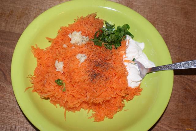 Морковный салат с чесноком рецепт с фото 4-го шага 