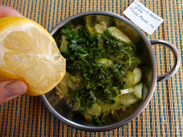 Огуречно - кабачковый салат с яйцом рецепт с фото 4-го шага 