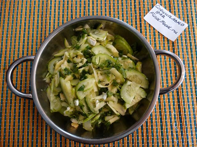 Огуречно - кабачковый салат с яйцом рецепт с фото 7-го шага 