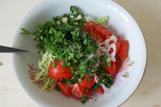 Салат с помидорами и молодой капустой рецепт с фото 6-го шага 