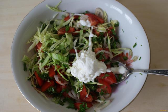 Салат с помидорами и молодой капустой рецепт с фото 7-го шага 