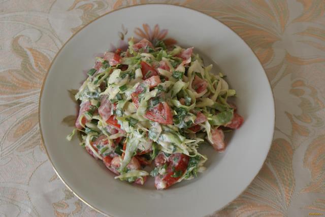 Салат с помидорами и молодой капустой рецепт с фото 8-го шага 