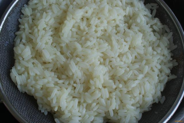 Рыбный салат с рисом рецепт с фото 3-го шага 