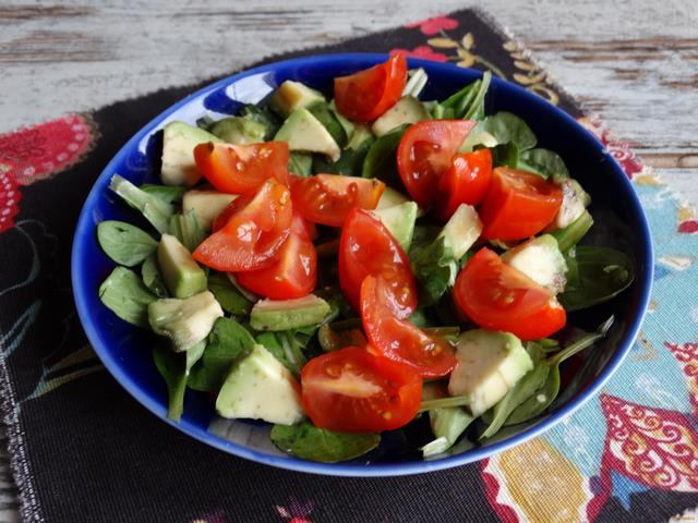 Салат с авокадо помидорами черри и сыром рецепт с фото 3-го шага 