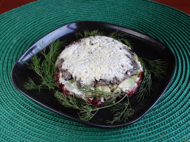Салат со шпротами и авокадо рецепт с фото 9-го шага 