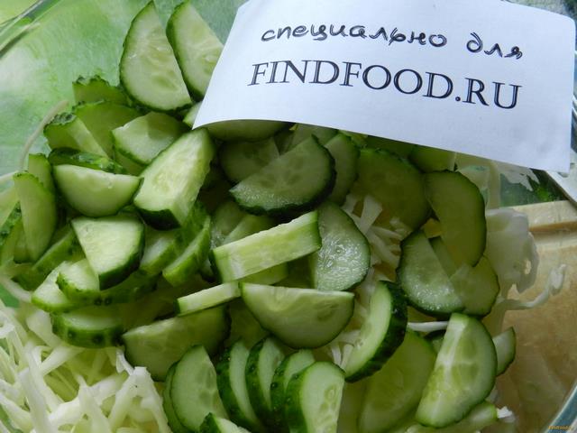 Капустный салат с зеленым горошком рецепт с фото 3-го шага 