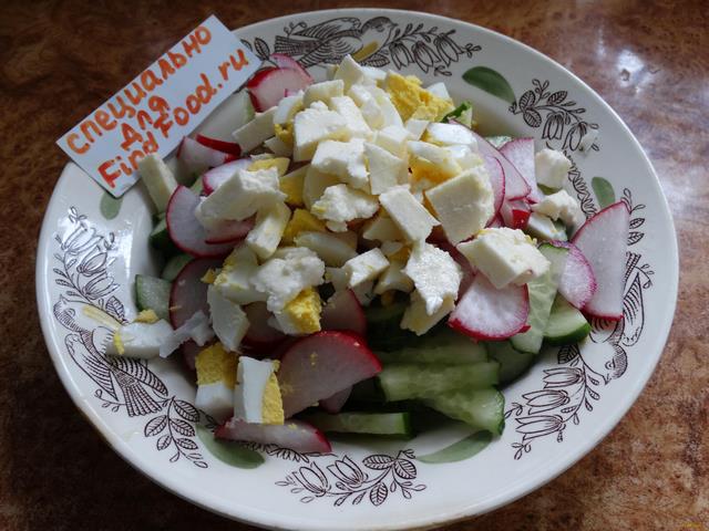 Овощной салат с яйцом и брынзой рецепт с фото 5-го шага 