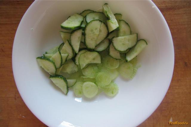 Салат огурцы с селедкой рецепт с фото 2-го шага 