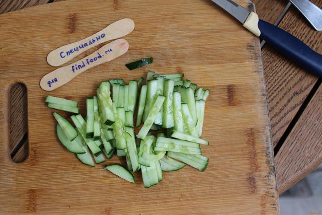 Чечевичный салат с огурцом рецепт с фото 2-го шага 