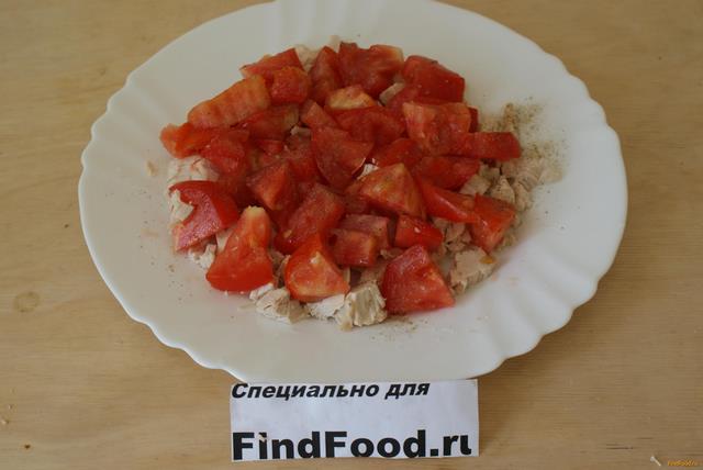 Овощной салат с куриной грудкой и сухариками рецепт с фото 2-го шага 
