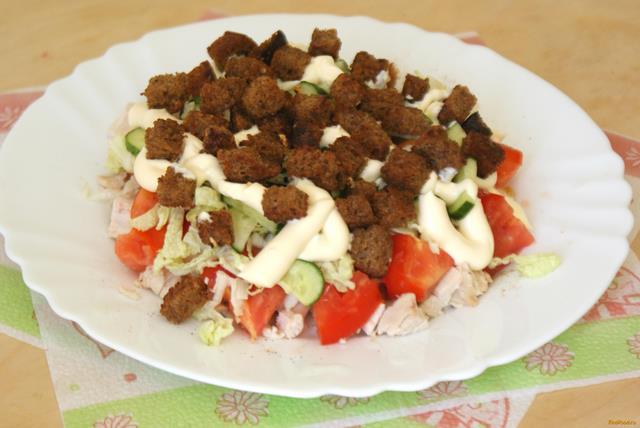 Овощной салат с куриной грудкой и сухариками рецепт с фото 7-го шага 