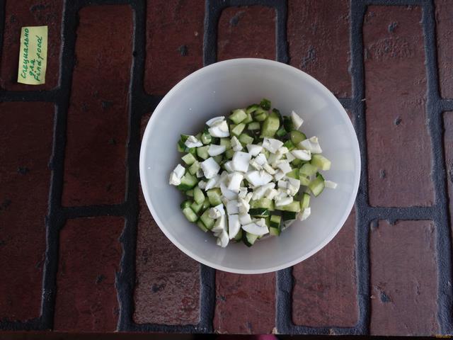 Салат с огурцами и горошком рецепт с фото 2-го шага 