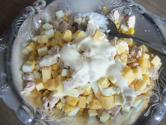 Куриный салат с сыром и кукурузой рецепт с фото 3-го шага 