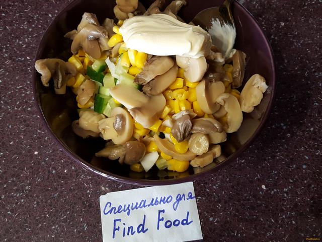 Салат с шампиньонами и кукурузой рецепт с фото 5-го шага 