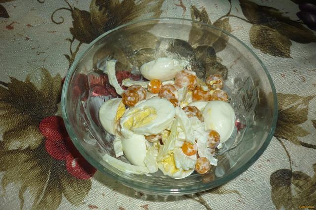 Салат из перепелиных яиц и помидоров черри рецепт с фото 8-го шага 
