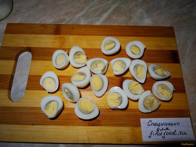 Салат с тунцом и перепелиными яйцами рецепт с фото 5-го шага 
