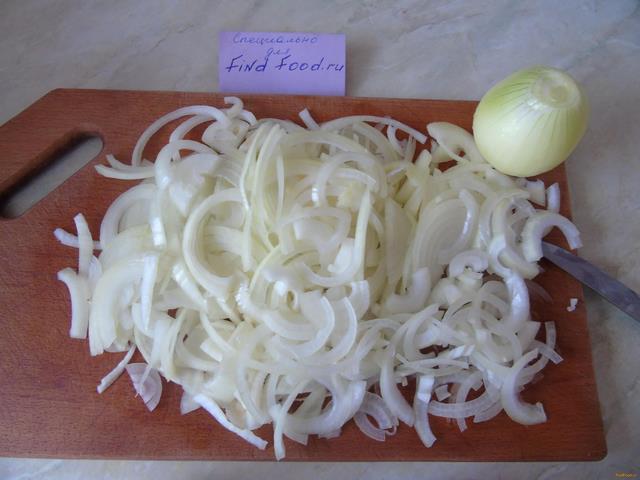 Куриный салат с омлетом и маринованным луком рецепт с фото 3-го шага 