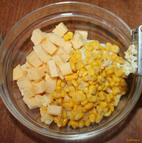 Крабовый салат с сыром рецепт с фото 7-го шага 