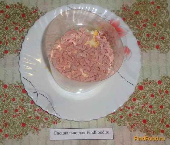 Слоеный салат с чесночными сухариками рецепт с фото 2-го шага 
