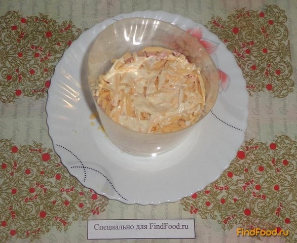 Слоеный салат с чесночными сухариками рецепт с фото 4-го шага 