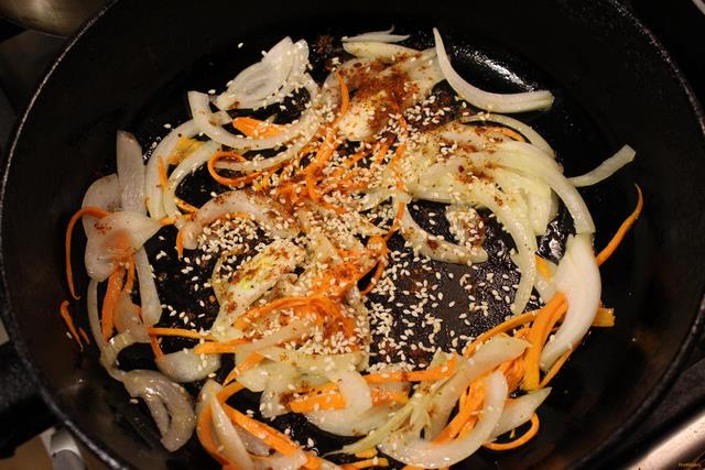 Теплый салат с фунчозой и рыбой рецепт с фото 4-го шага 